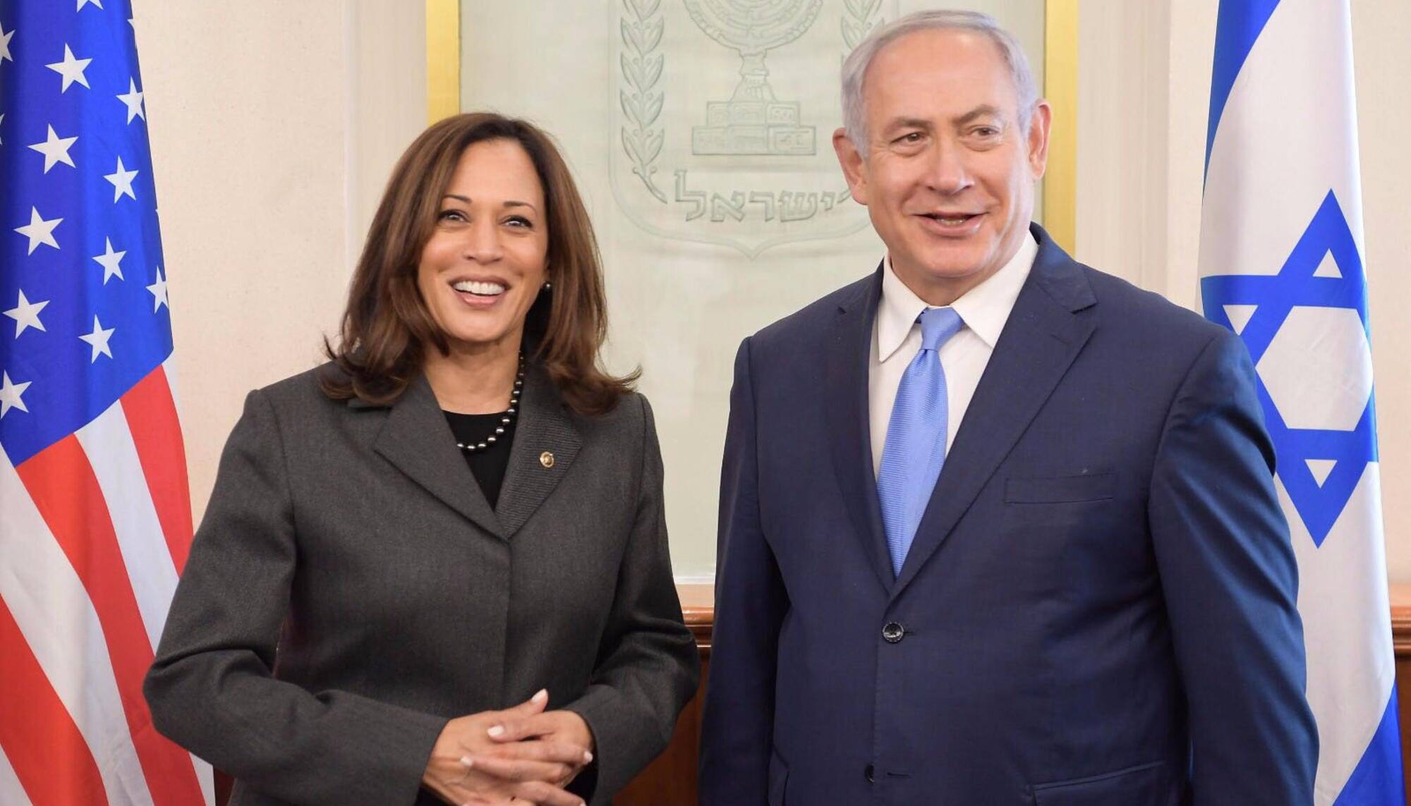 La vicepresidenta Kamala Harris se fotografía con el primer ministro israelí Benjamin Netanyahu.